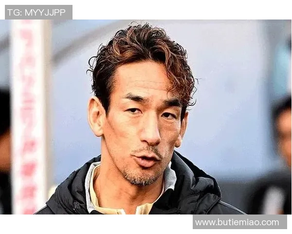日本足球明星化身老人挑战年轻选手引发热议与关注